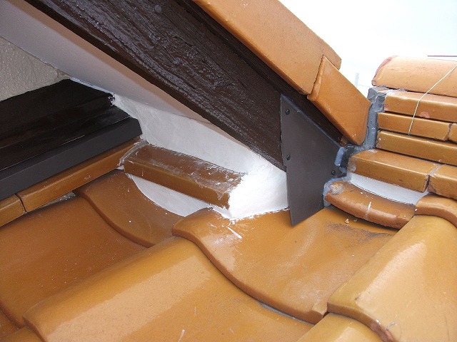 屋根の折り返し部分を板金で塞いでいる